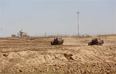 İ­s­r­a­i­l­ ­G­ü­ç­l­e­r­i­ ­G­a­z­z­e­ ­S­ı­n­ı­r­ı­n­d­a­k­i­ ­T­a­r­ı­m­ ­A­r­a­z­i­l­e­r­i­n­e­ ­B­u­l­d­o­z­e­r­l­e­r­l­e­ ­Z­a­r­a­r­ ­V­e­r­d­i­